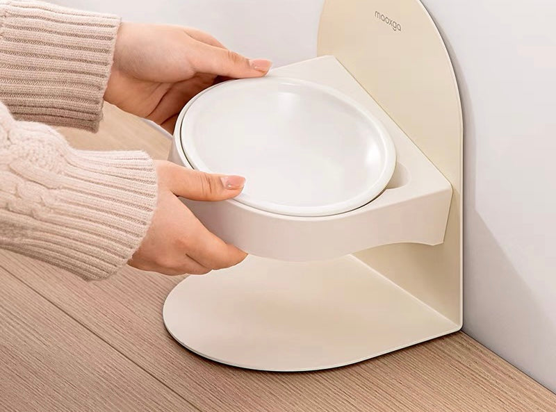 Adjustable elevated pet bowl