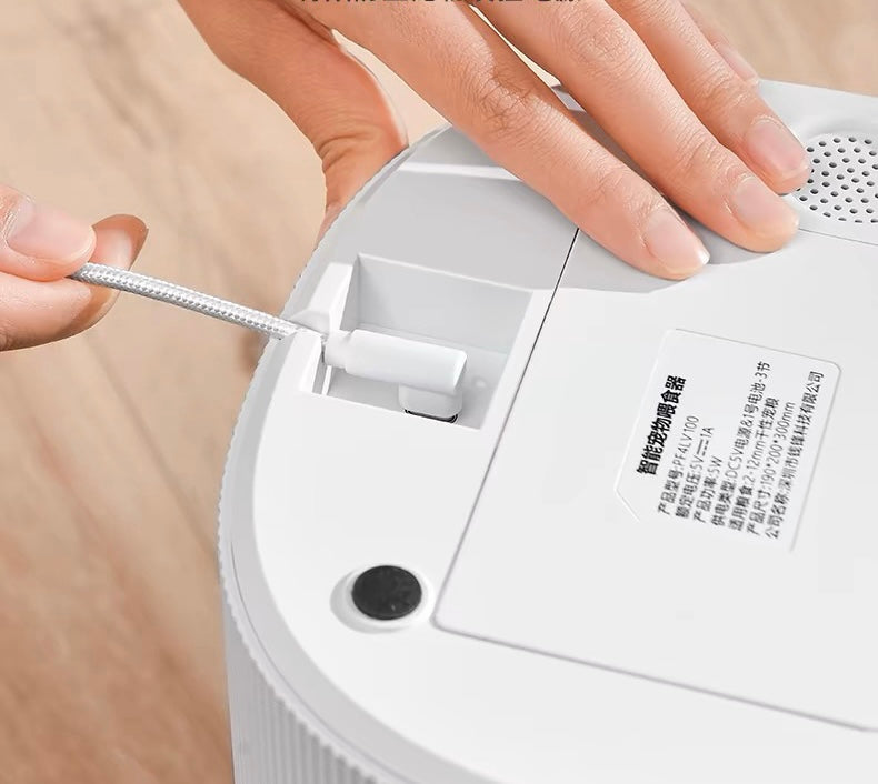 Automatic pet feeders